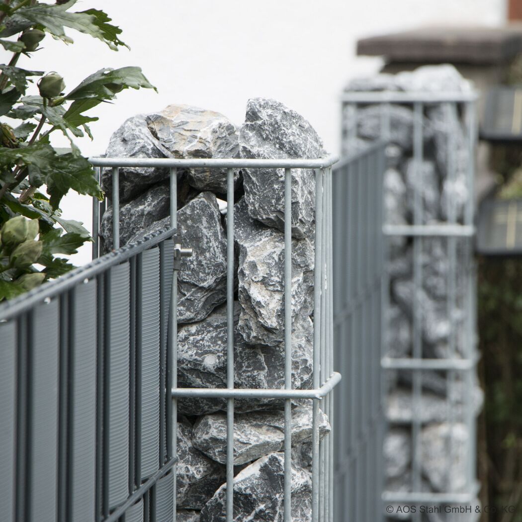 Gabionensäule mit Steinen
