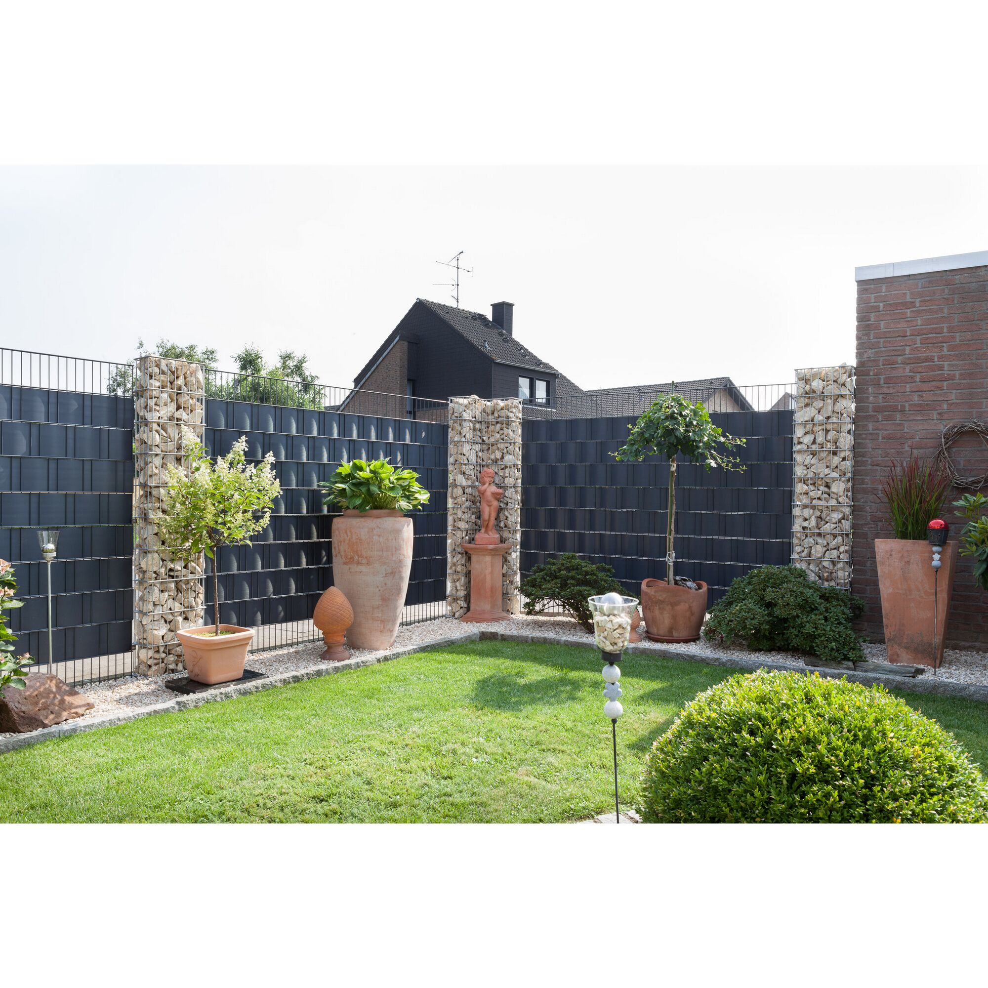 Garten mit Gabionen und Sichtschutz