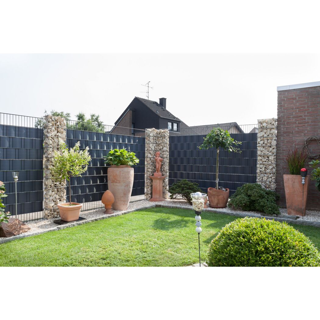 Garten mit Gabionen und Sichtschutz