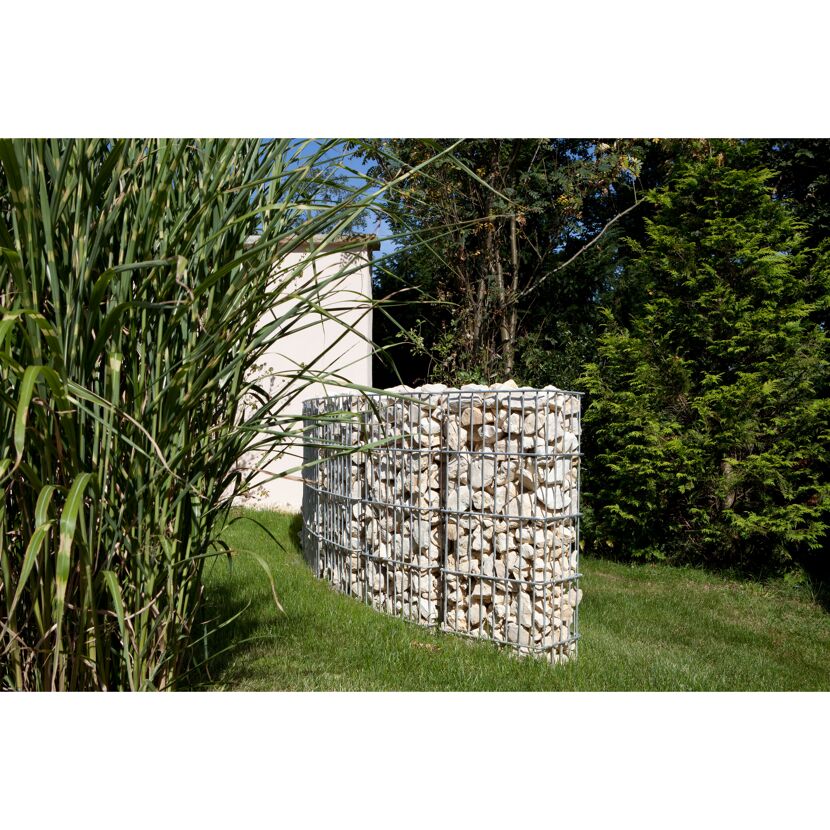 Gabione mit Steinen im Garten