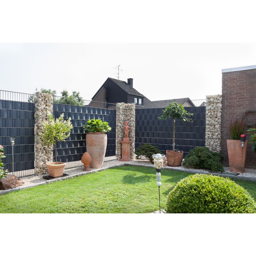 Garten mit Gabionen und Sichtschutz