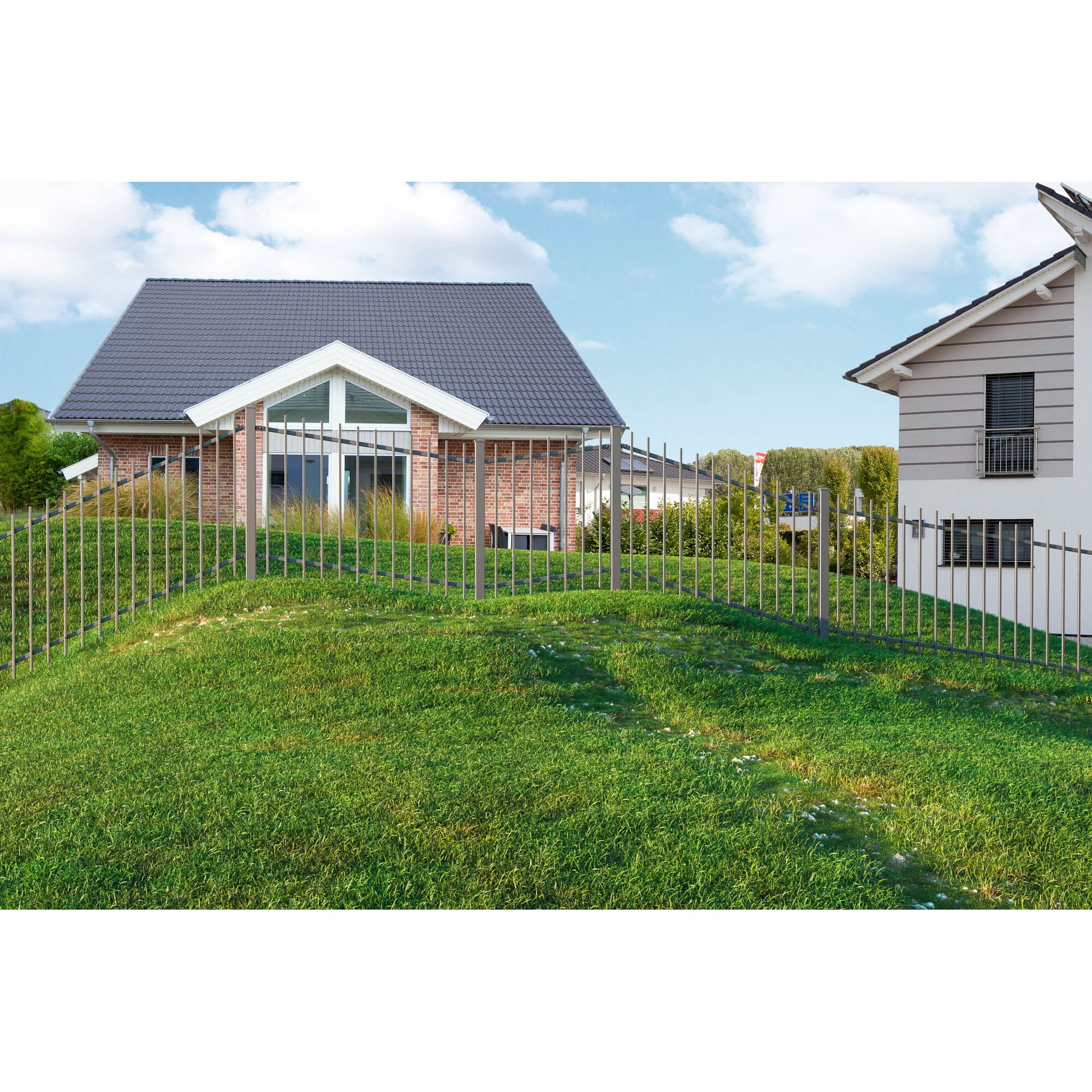 Gartenzaun auf einem Rasenhügel