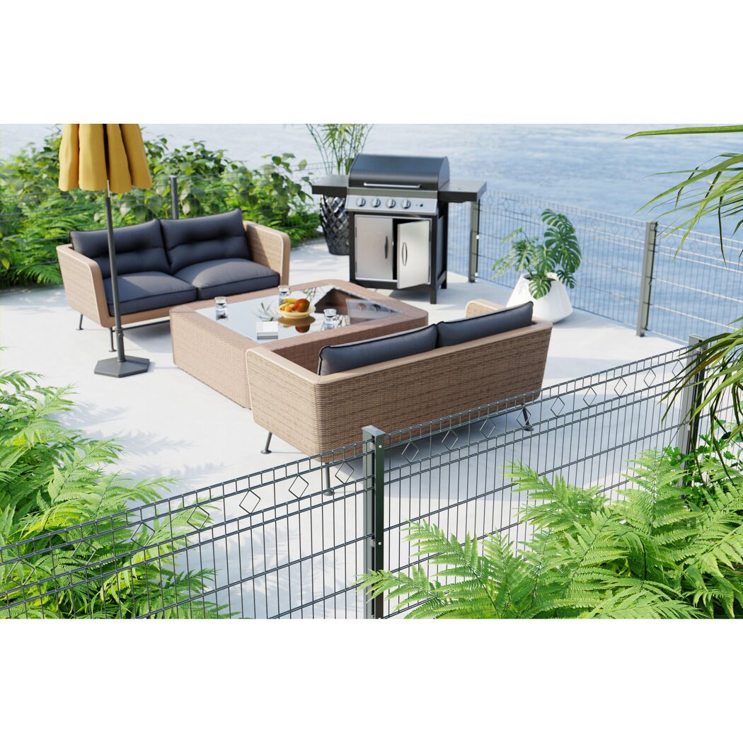 Gartenmöbel und Grill auf Terrasse mit Doppelstabmattenzaun