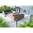 Gartenmöbel und Grill auf Terrasse mit Metallzaun