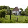 Schwarzer Metallzaun um ein Haus mit Spielplatz