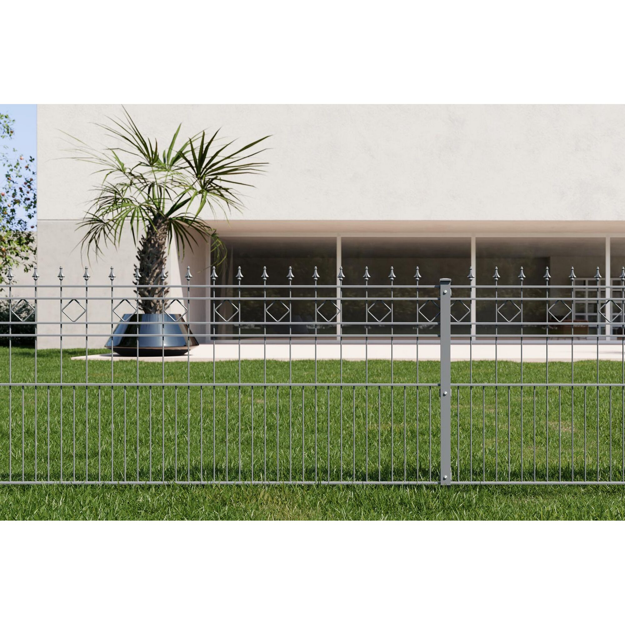 Schwarzer Metallzaun vor einem modernen Haus