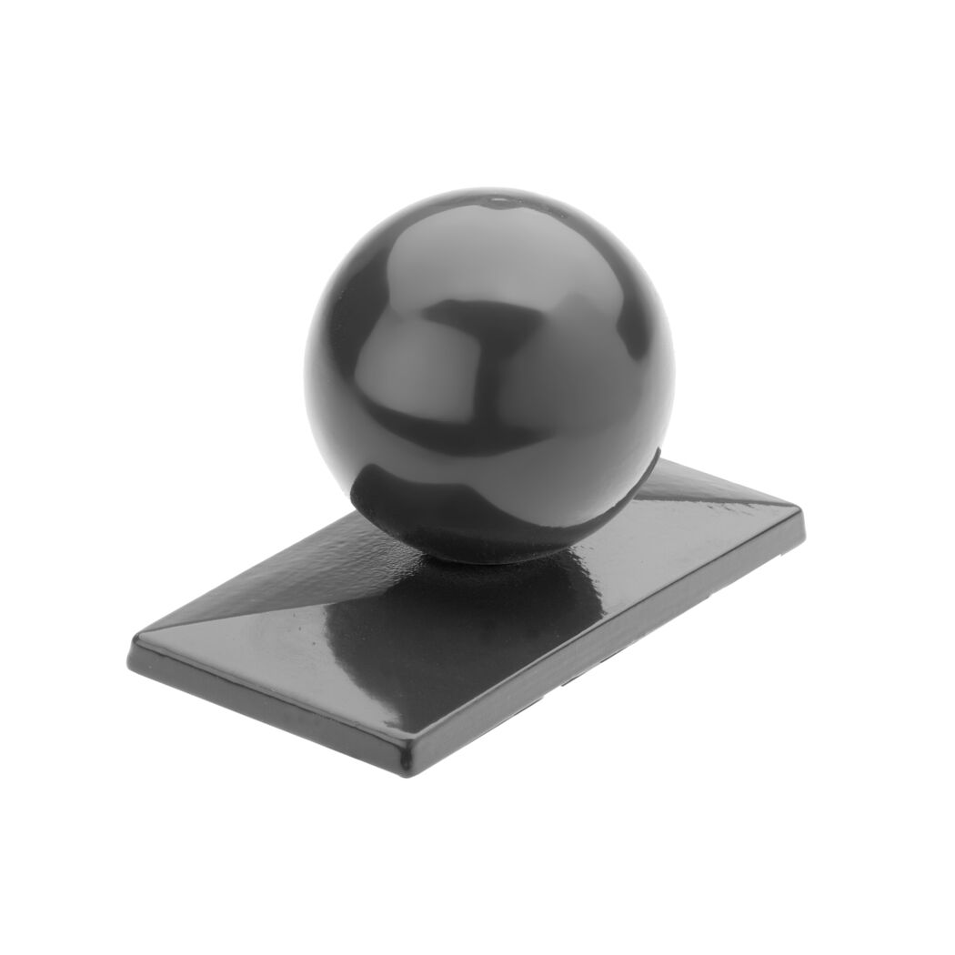 Schwarze Kugel auf Sockel