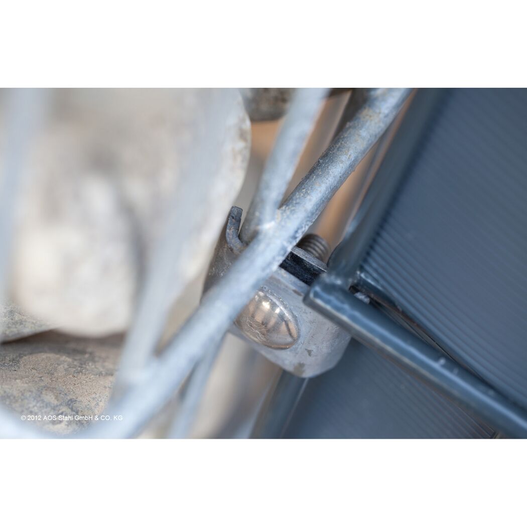 Metallwinkel mit Schraube