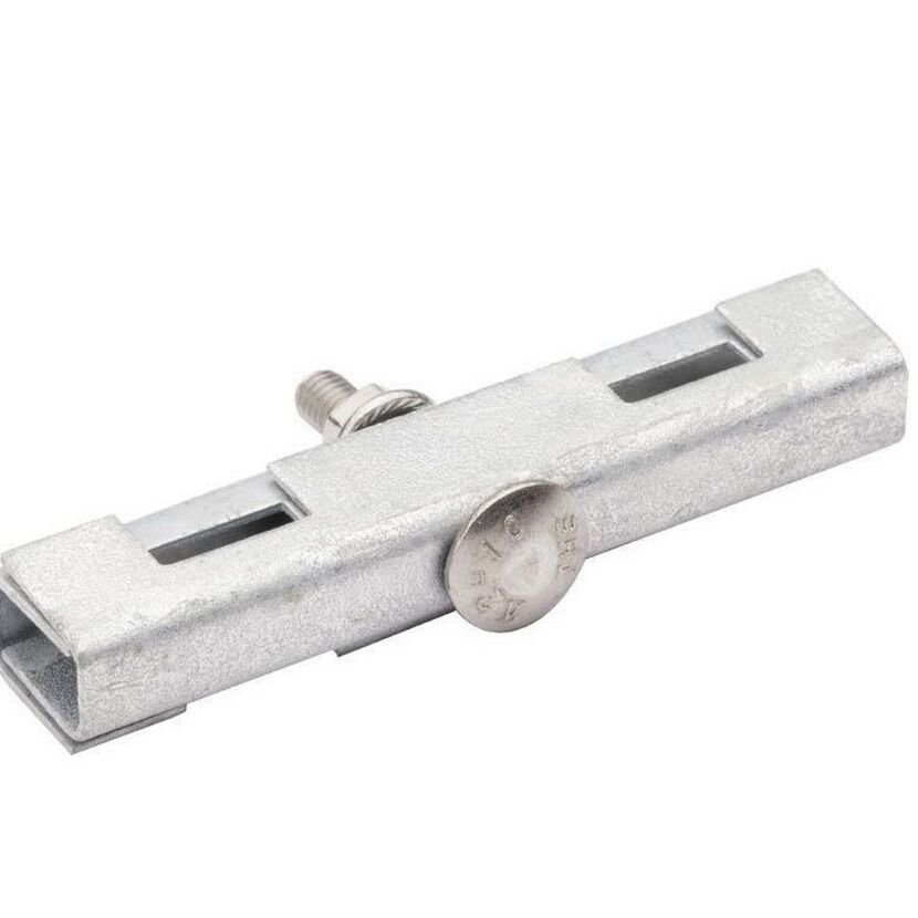 Metallischer Winkelverbinder mit Schraube