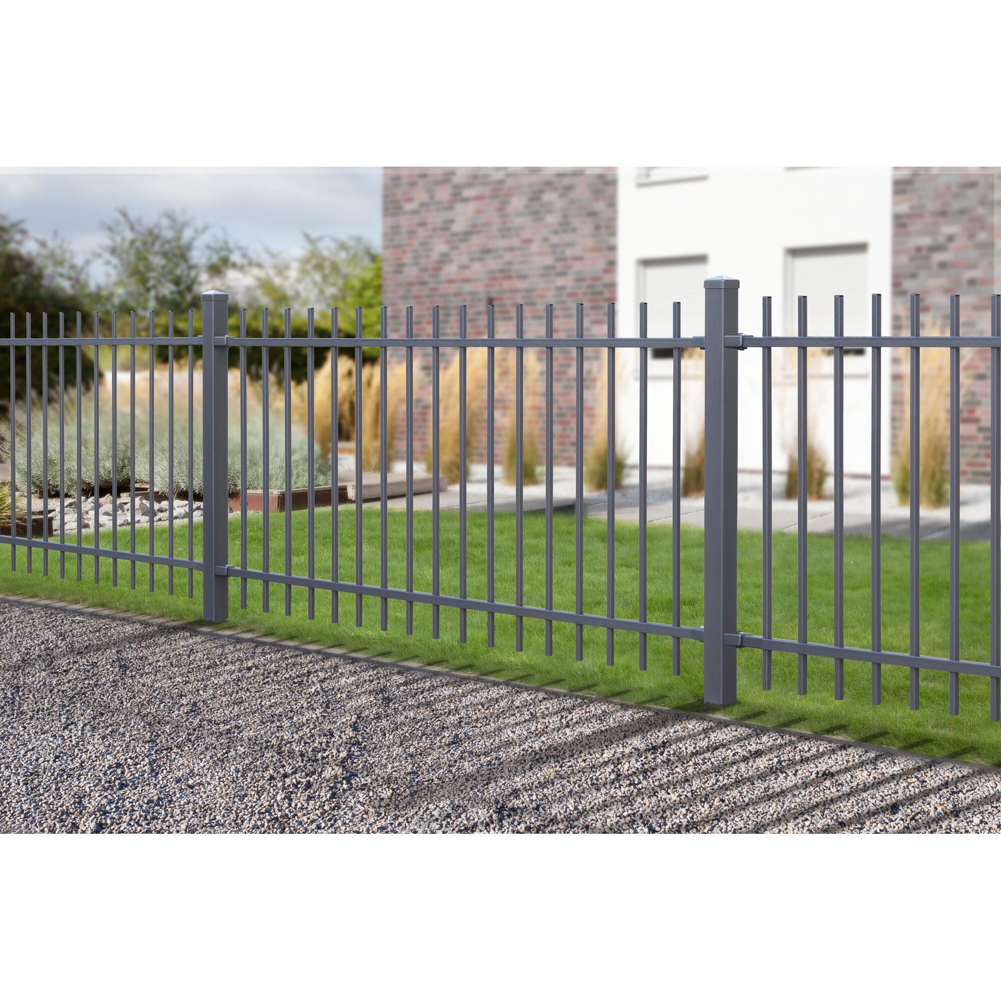 Grauer Metallzaun