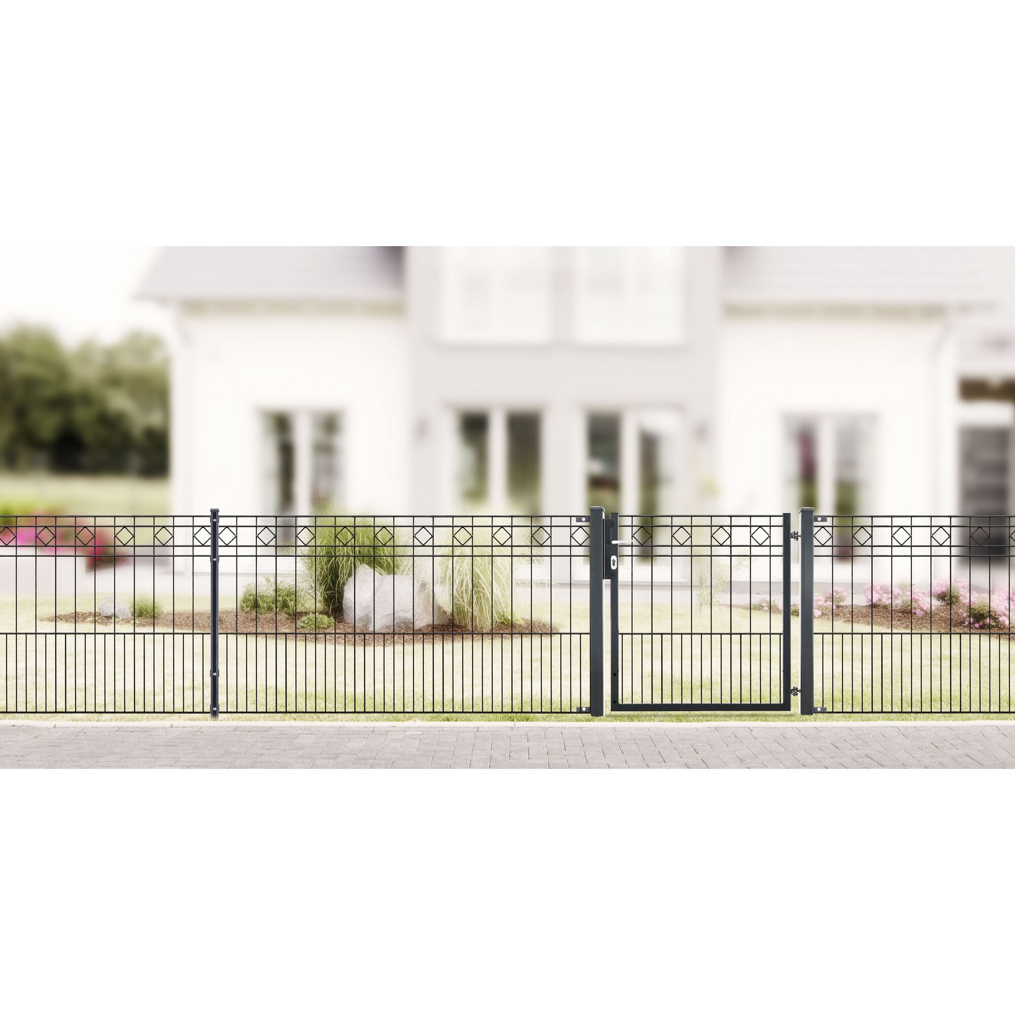 Schwarzer Metallzaun mit Tür