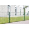 Grüner Metallzaun um Garten