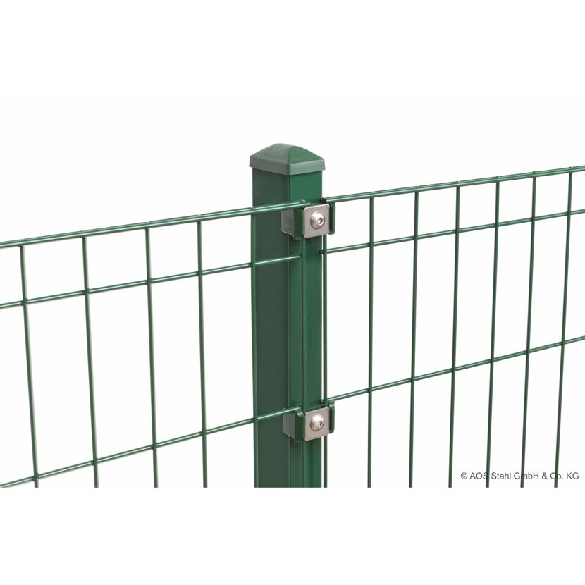Grüner Metallzaun mit Pfosten