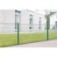 Grüner Metallzaun vor einem Haus