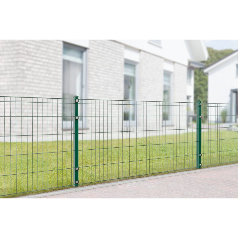 Grüner Maschendrahtzaun vor einem Haus