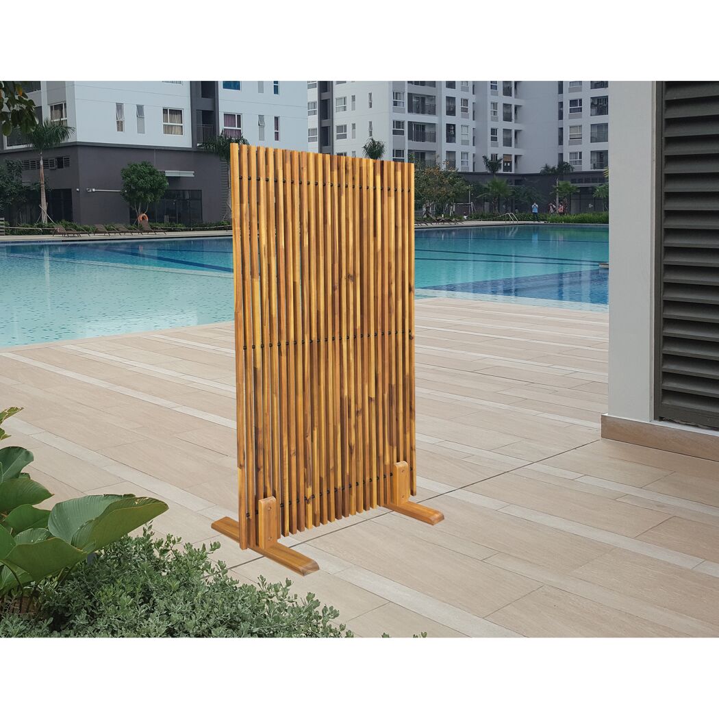 Hölzerner Sichtschutz am Pool