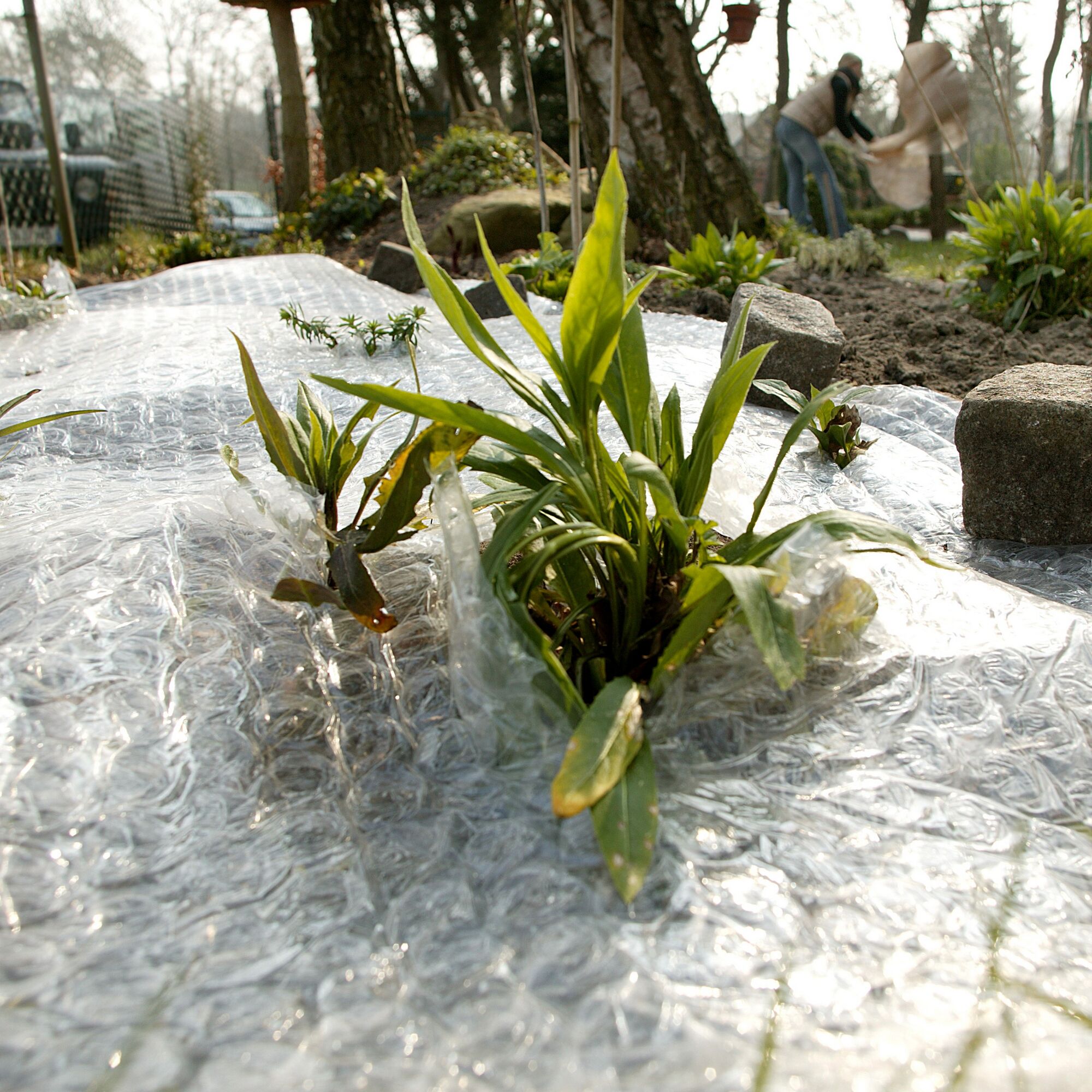 Schutzfolie im Garten