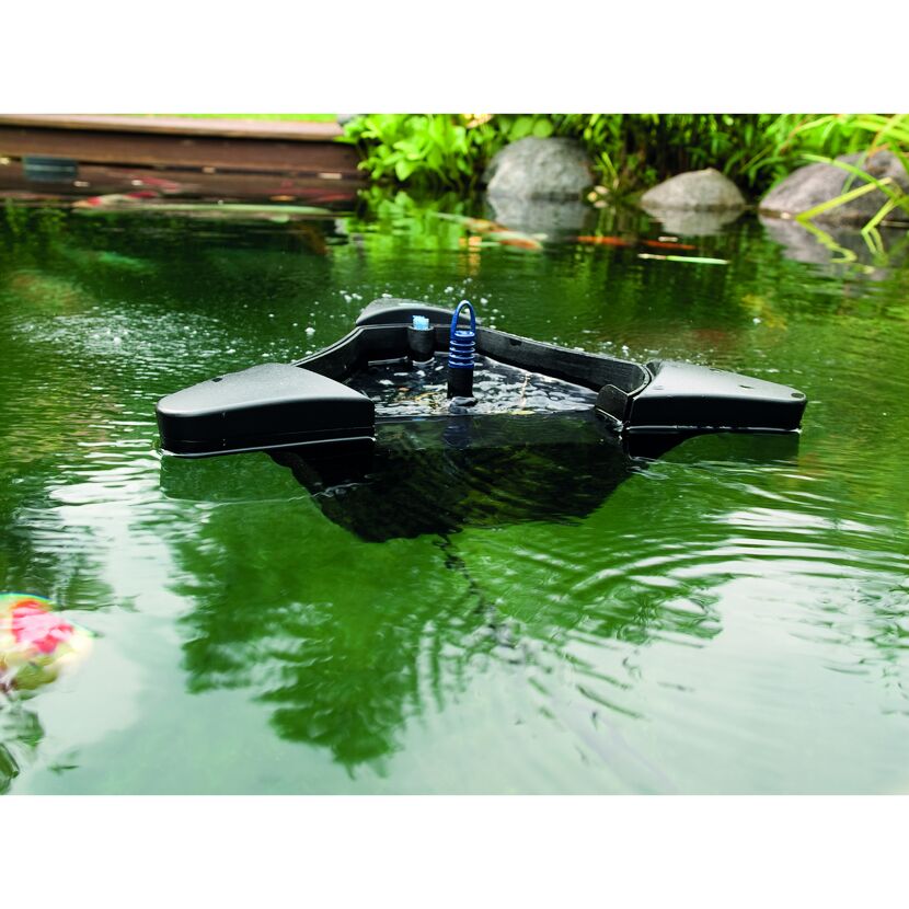 Schwimmender Oberflächenabsauger im Teich