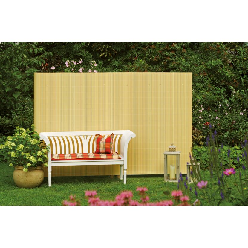 Garten mit weißer Gartenbank, Bambusmatte und Laternen