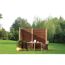 Tisch und Stühle hinter Weidenwand im Garten