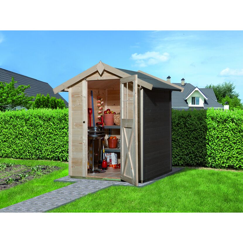 Kleines Gartenhaus mit geöffneter Tür und Gartengeräten