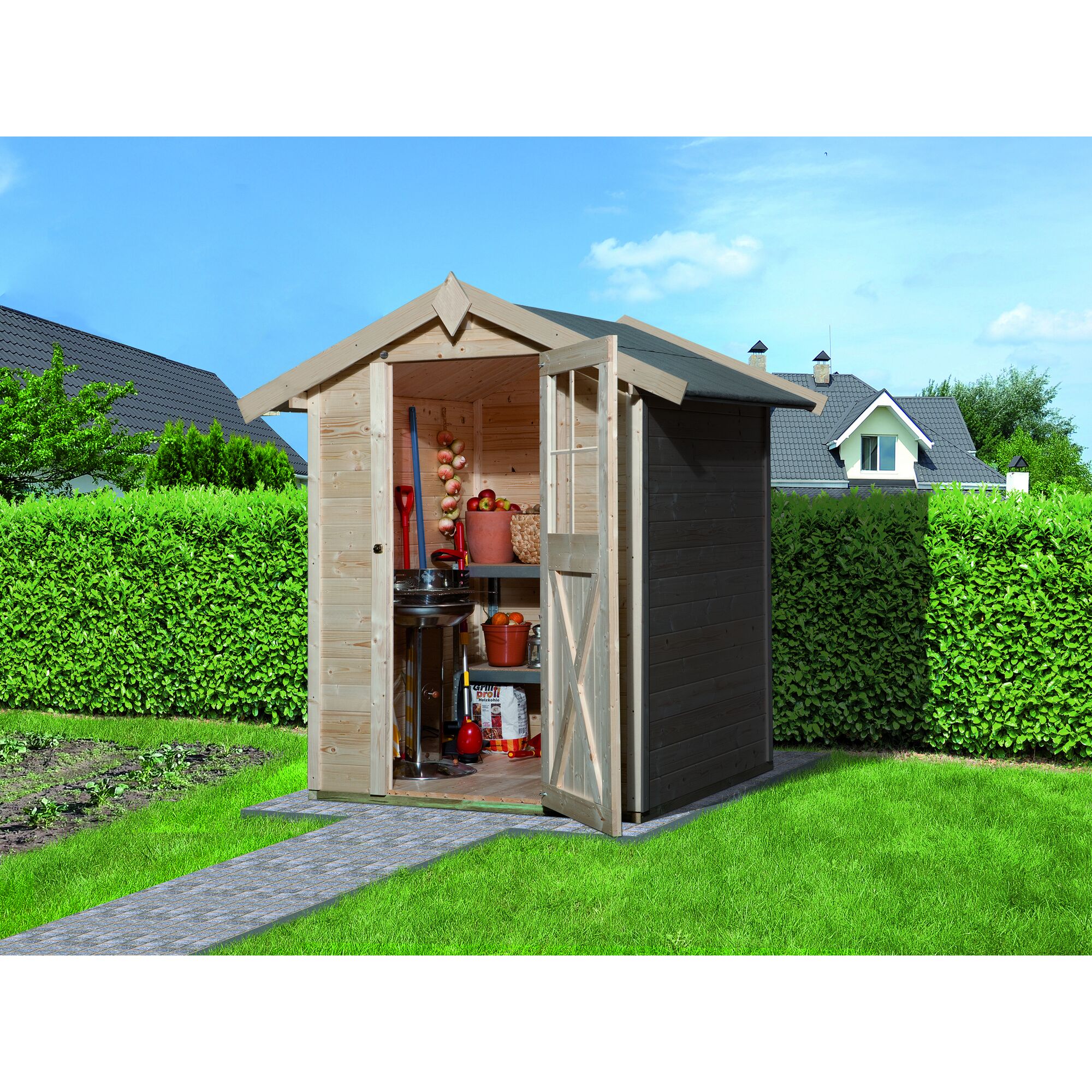 Kleines Gartenhaus mit geöffneter Tür und Gartengeräten