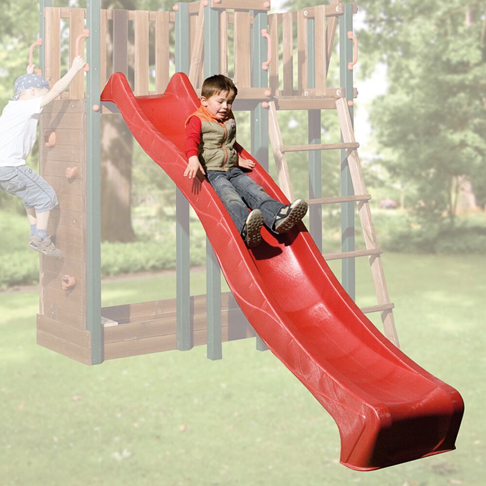 Kind rutscht rote Wellenrutsche hinunter