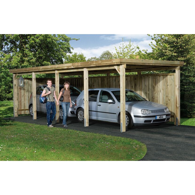 Zwei Personen gehen an einem Doppelcarport vorbei.