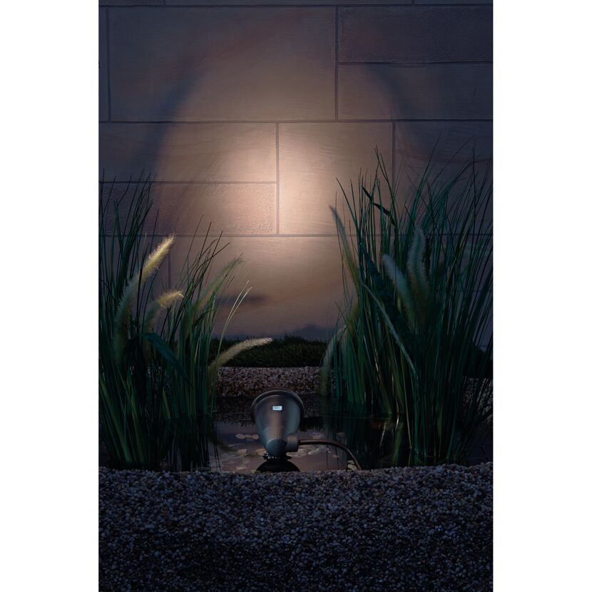 Lunaqua Classic LED Set 3 beleuchtet ein kleines Wasserbecken