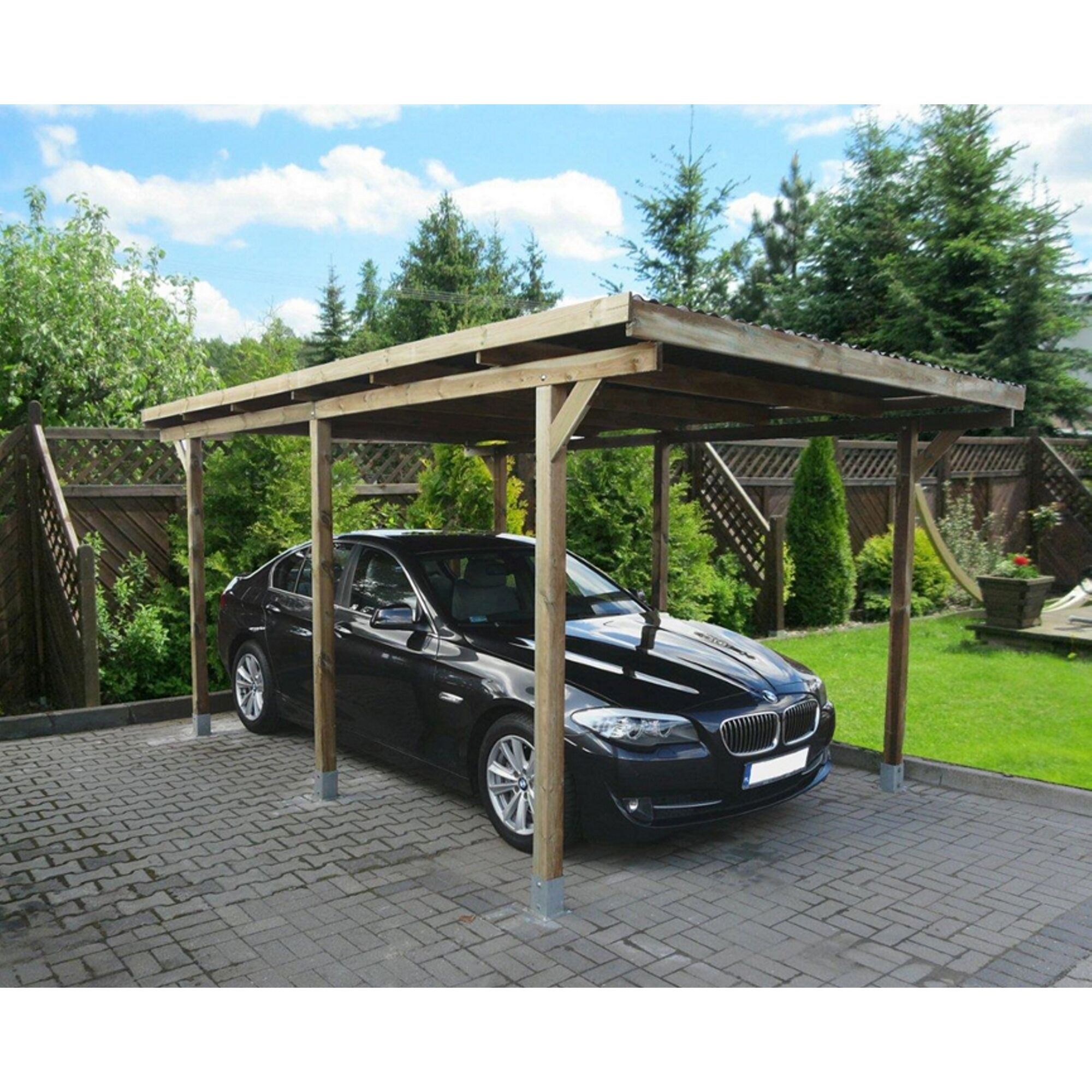 Auto steht unter Carport.