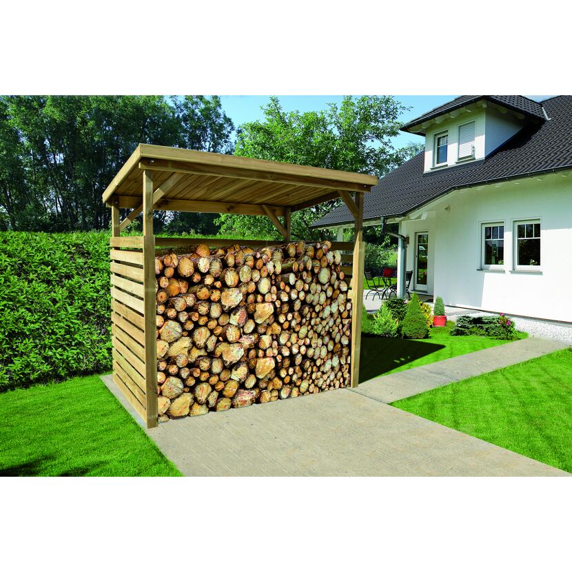 Holzstapel unter einem Holzdach