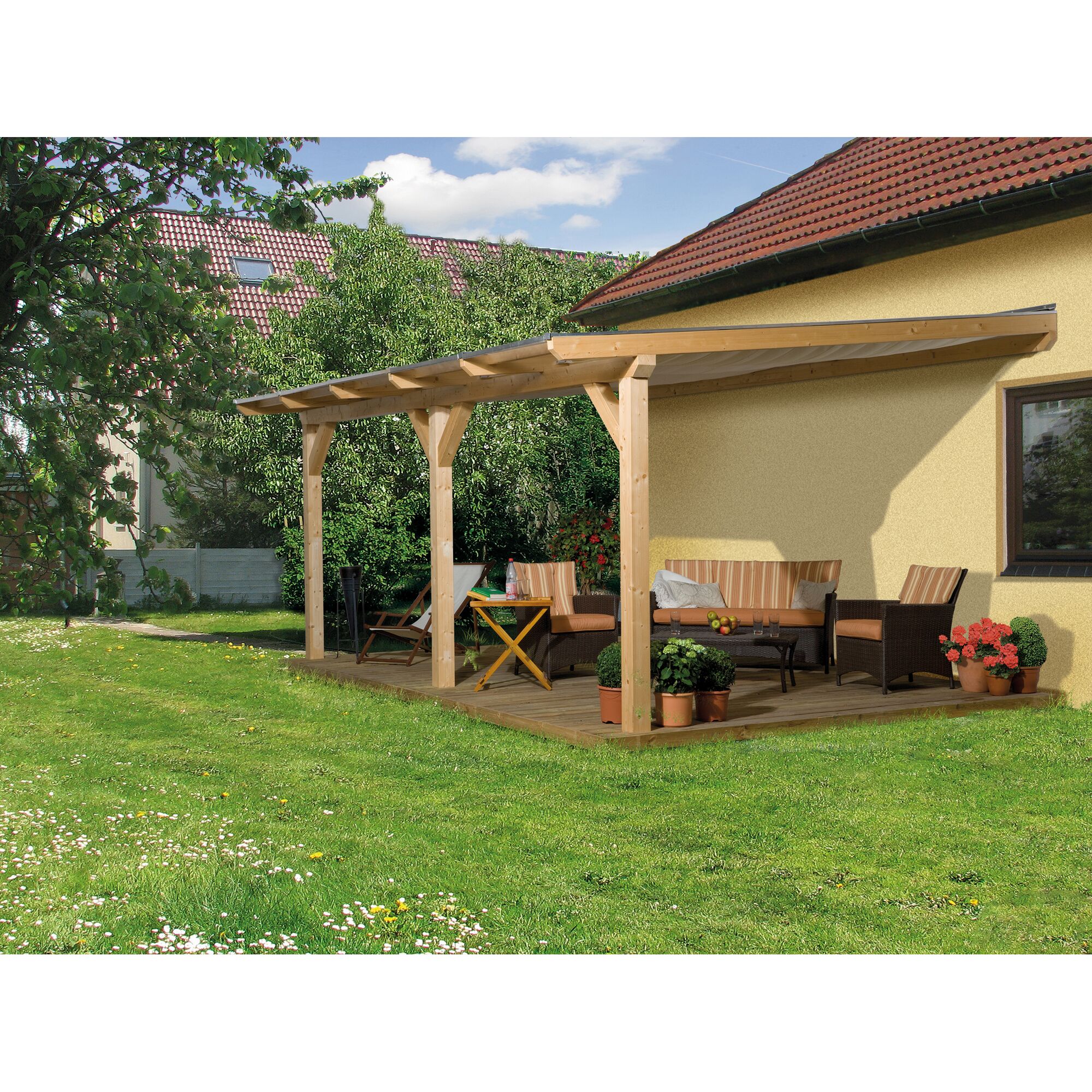 Holzterrassenüberdachung mit Gartenmöbeln und Pflanzen