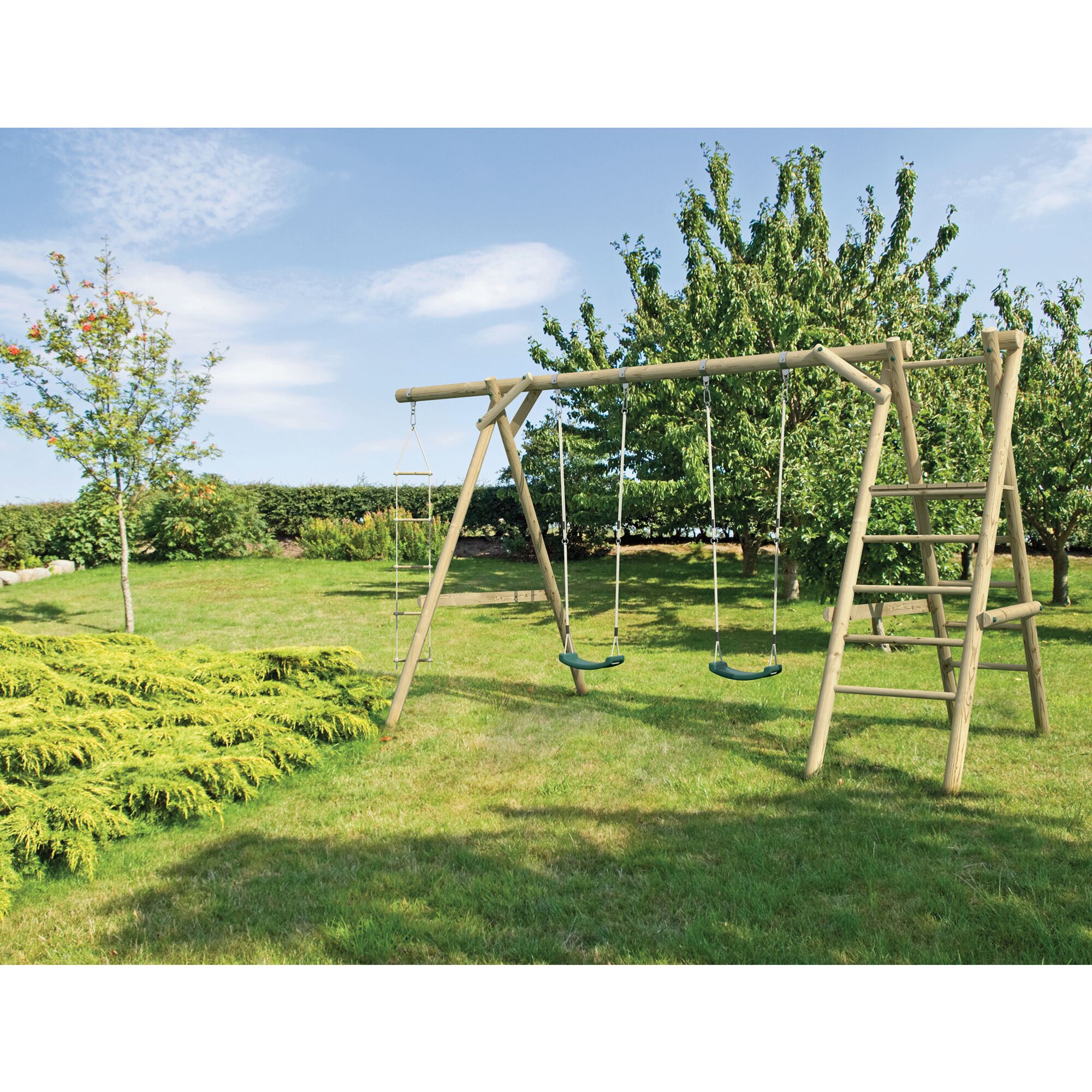 Holzschaukel mit zwei Schaukeln und einer Leiter