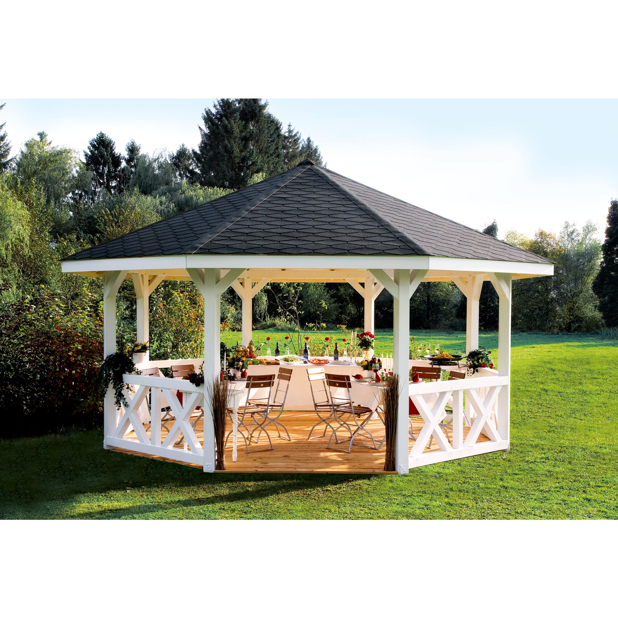 Weißer Pavillon mit schwarzem Dach und gedecktem Tisch