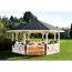 Weißer Pavillon mit gedecktem Tisch im Garten