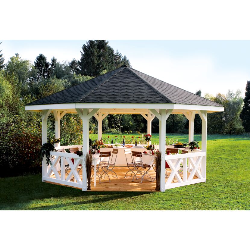 Weißer Pavillon mit gedecktem Tisch im Garten