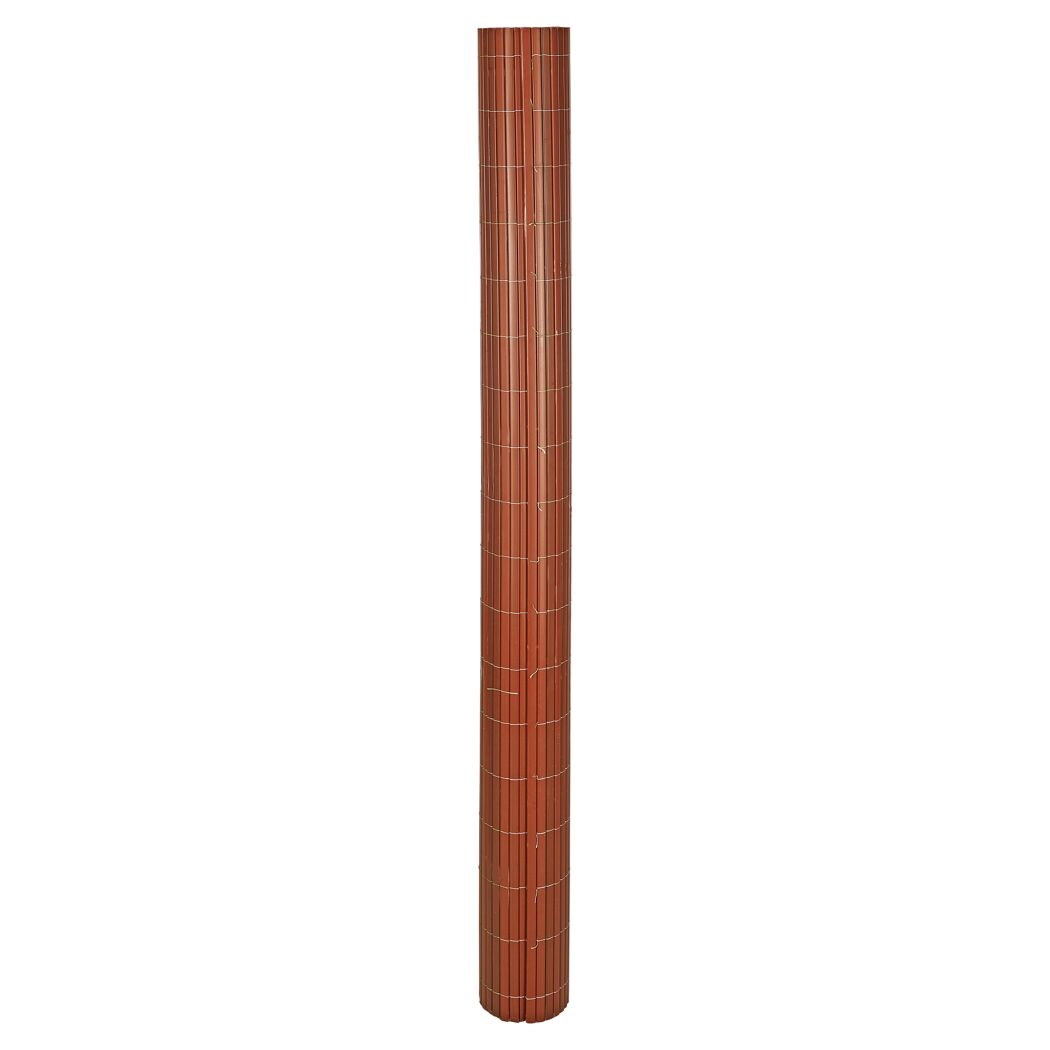 Zusammengerollte braune Kunststoffmatte Rügen