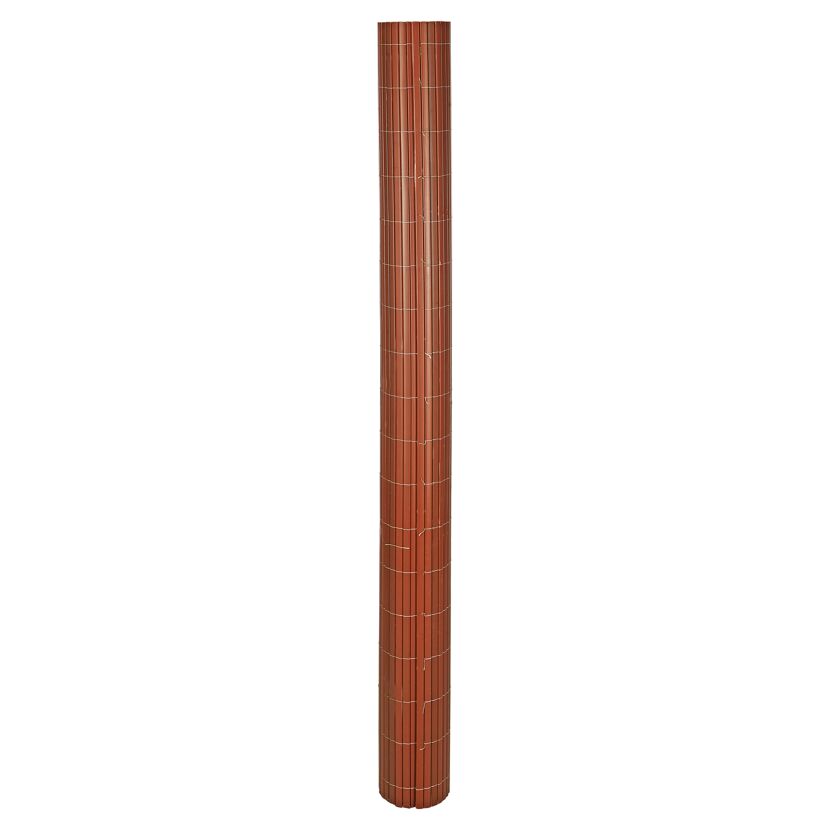Zusammengerollte braune Kunststoffmatte Rügen