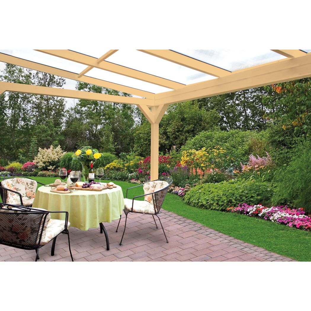 Überdachte Terrasse mit Gartenmöbeln und Garten im Hintergrund.