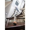 Person auf Teleskopleiter an Wendeltreppe