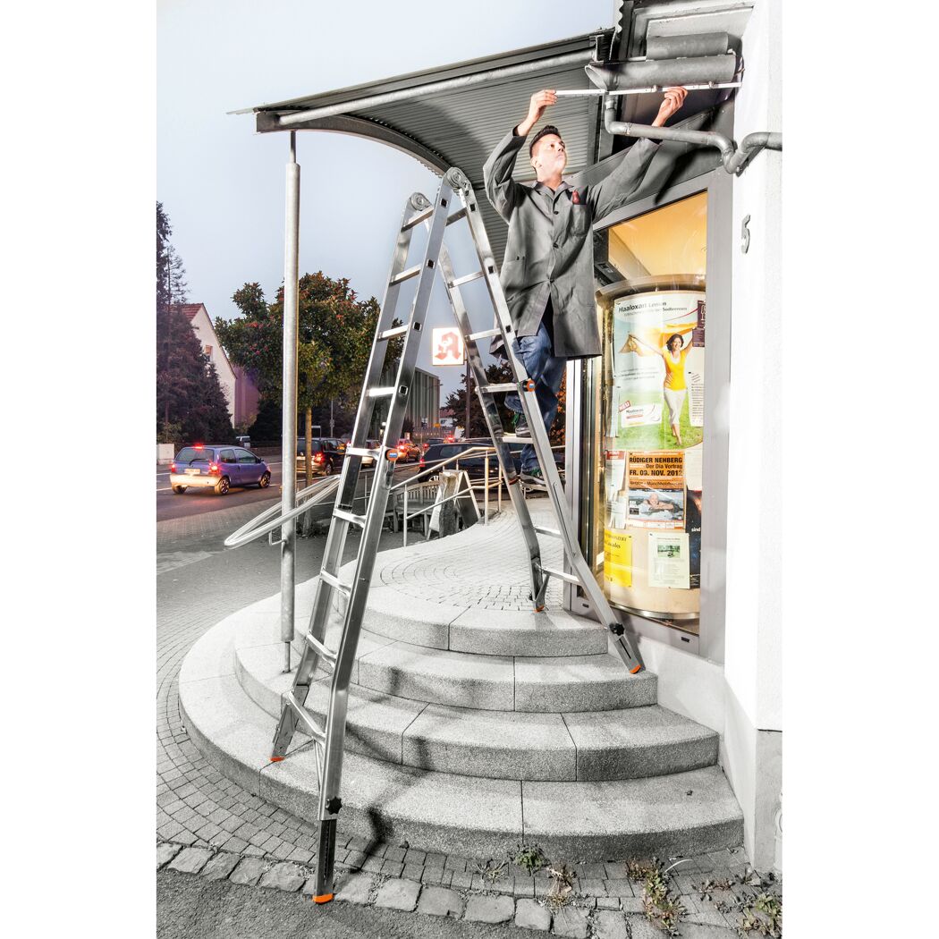 Person verwendet Teleskopleiter