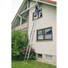 Person auf Leiter am Haus