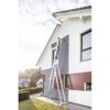 Person auf Leiter an Hausfassade