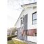 Person auf Leiter an Hausfassade