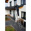 Person auf Vielzweckleiter an Dachrinne