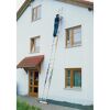 Person arbeitet mit Bohrmaschine auf Leiter an Hauswand