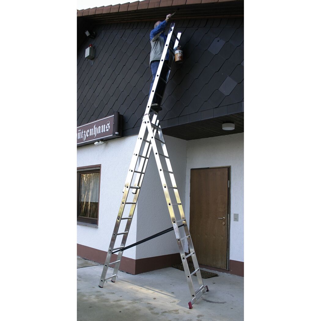 Person streicht Hauswand mit Vielzweckleiter