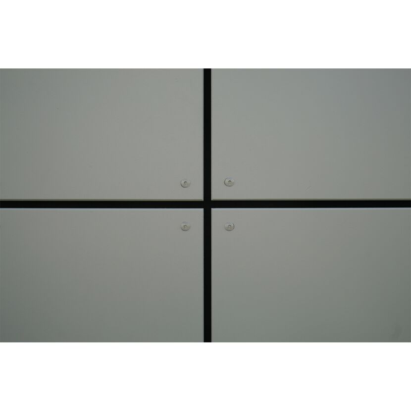 Graue Paneele mit schwarzen Fugen und Schrauben.