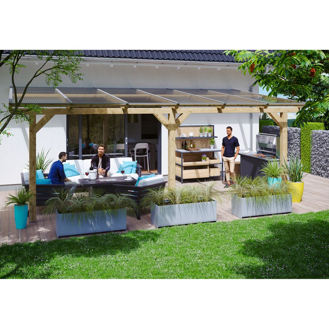 Personen sitzen unter einer Terrassenüberdachung und grillen.