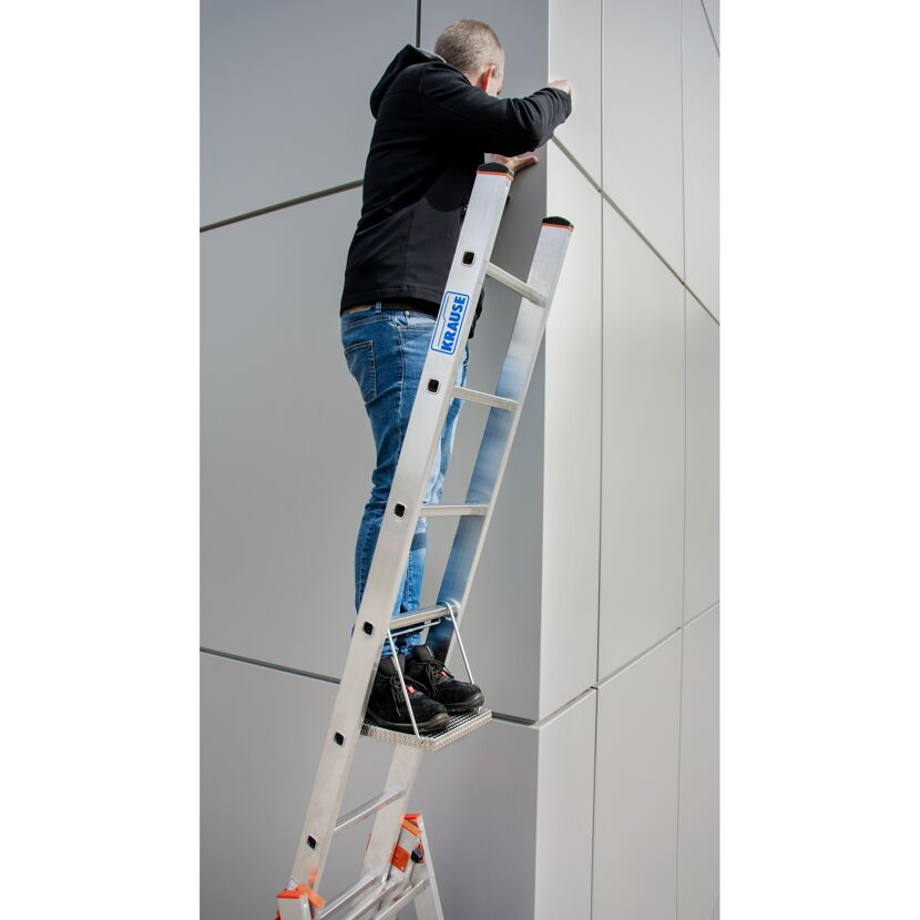 Person auf KRAUSE Combi Tritt/Ablage Leiter